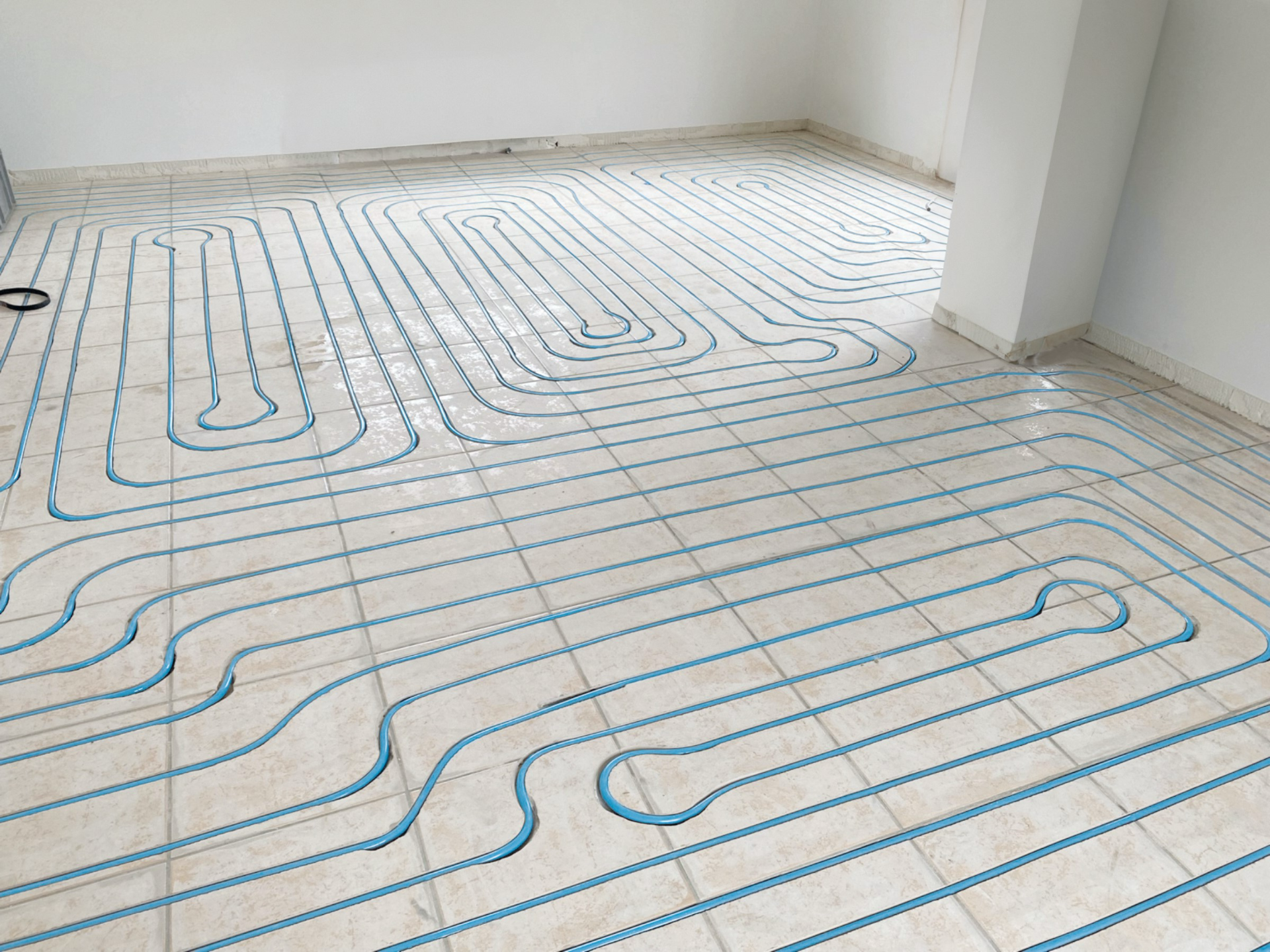 Chauffage au sol par rainurage – serpentins dans une chape existante