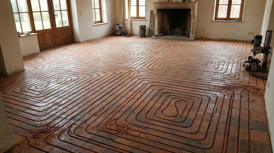 Rainures fraisées dans la chape avec serpentins de chauffage posés